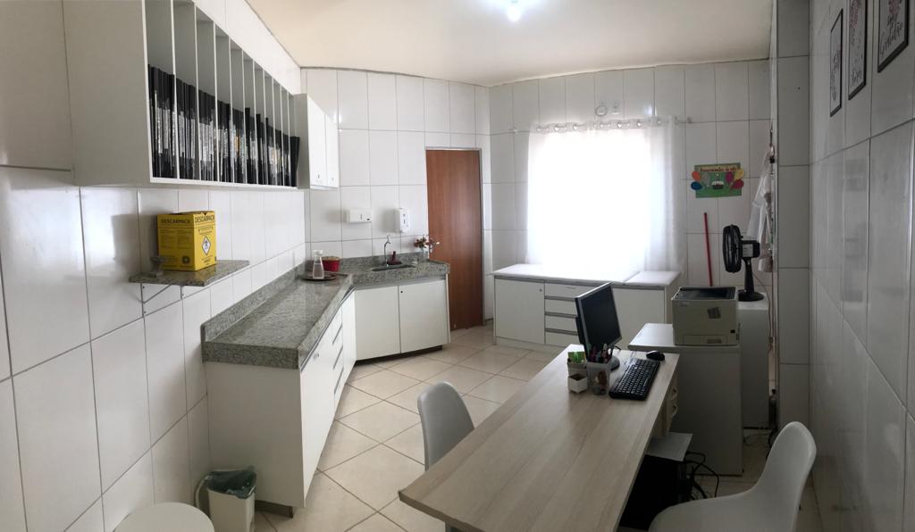 Cozinha industrial seguindo normas de saúde